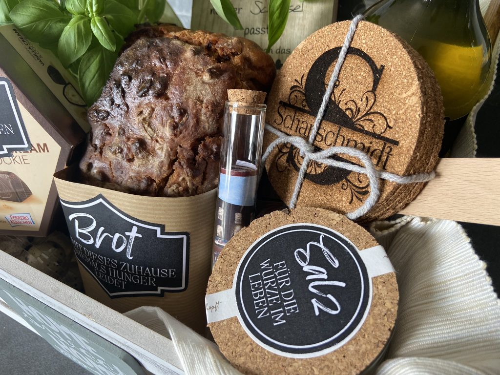 Geschenkset mit Brot, Salz und gravierten Korkuntersetzern mit Namensgravur „Scharschmidt“.