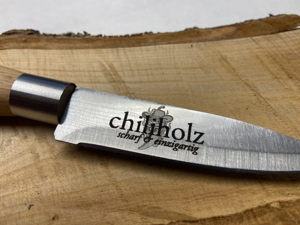 Lasergravur auf Edelstahlmesser – Chiliholz Logo scharf & einzigartig veredelt.