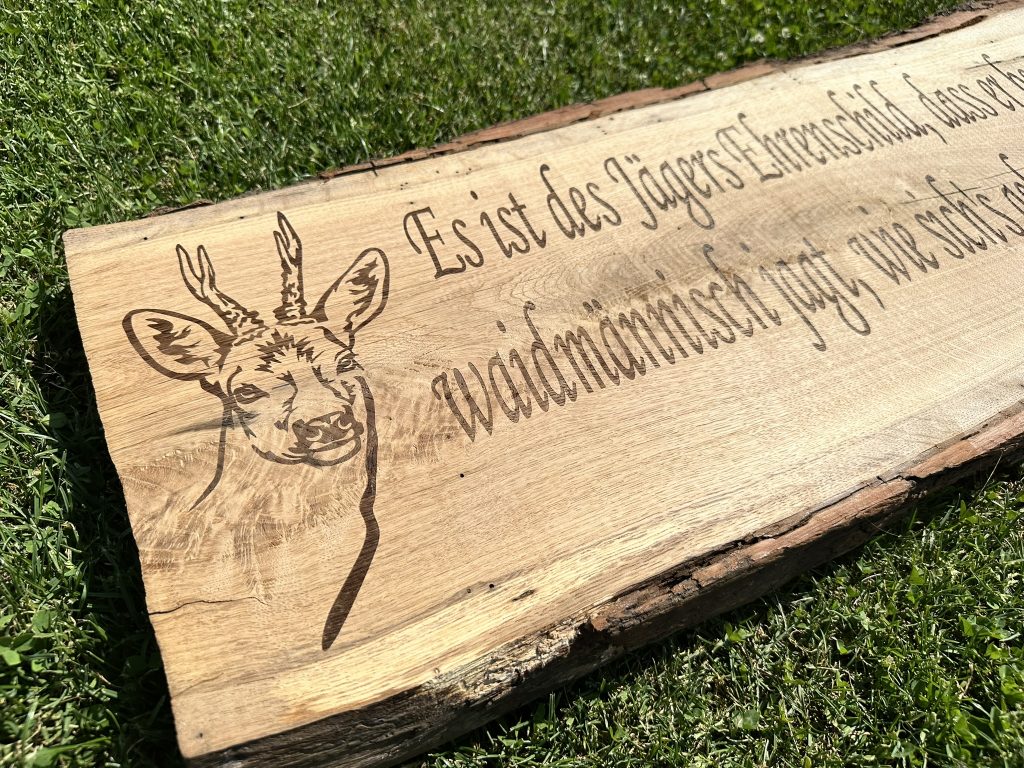 Holztafel mit Reh-Motiv und graviertem Jägerspruch – Jagddekoration aus Naturholz.