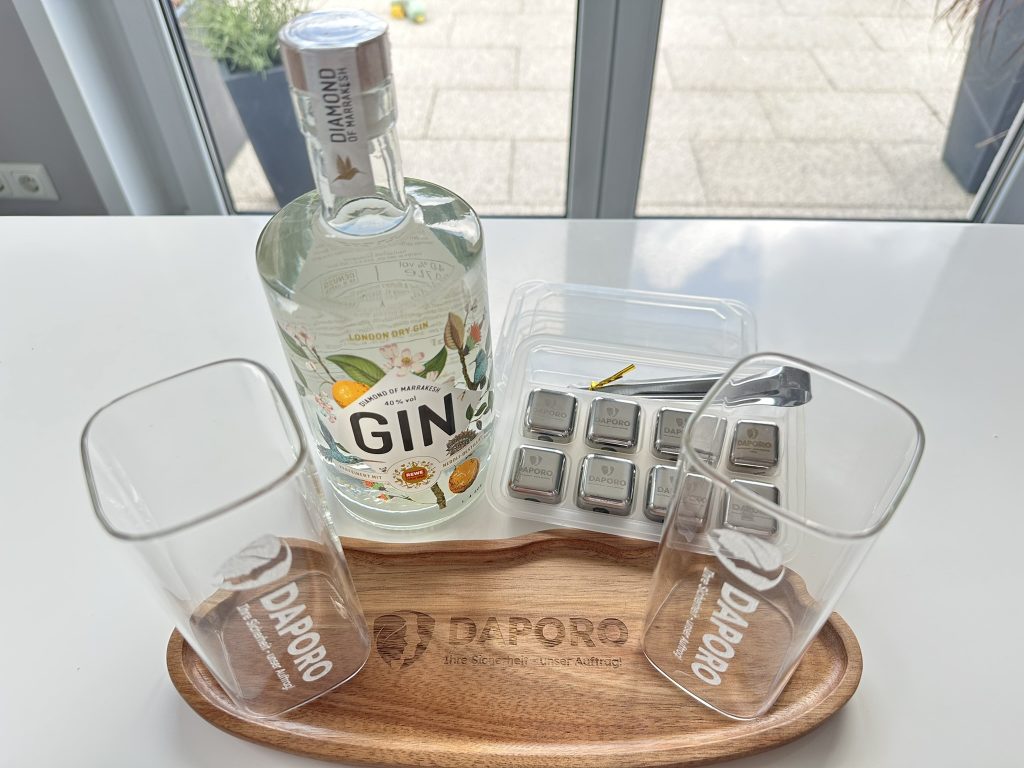 Graviertes Gin-Set mit Logo – Holztablett, Gläser und Edelstahl-Eiswürfel mit individueller Lasergravur.