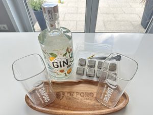 Exklusives Gin-Geschenkset mit individueller Gravur Graviertes Gin-Set mit Logo – Holztablett, Gläser und Edelstahl-Eiswürfel mit individueller Lasergravur.
