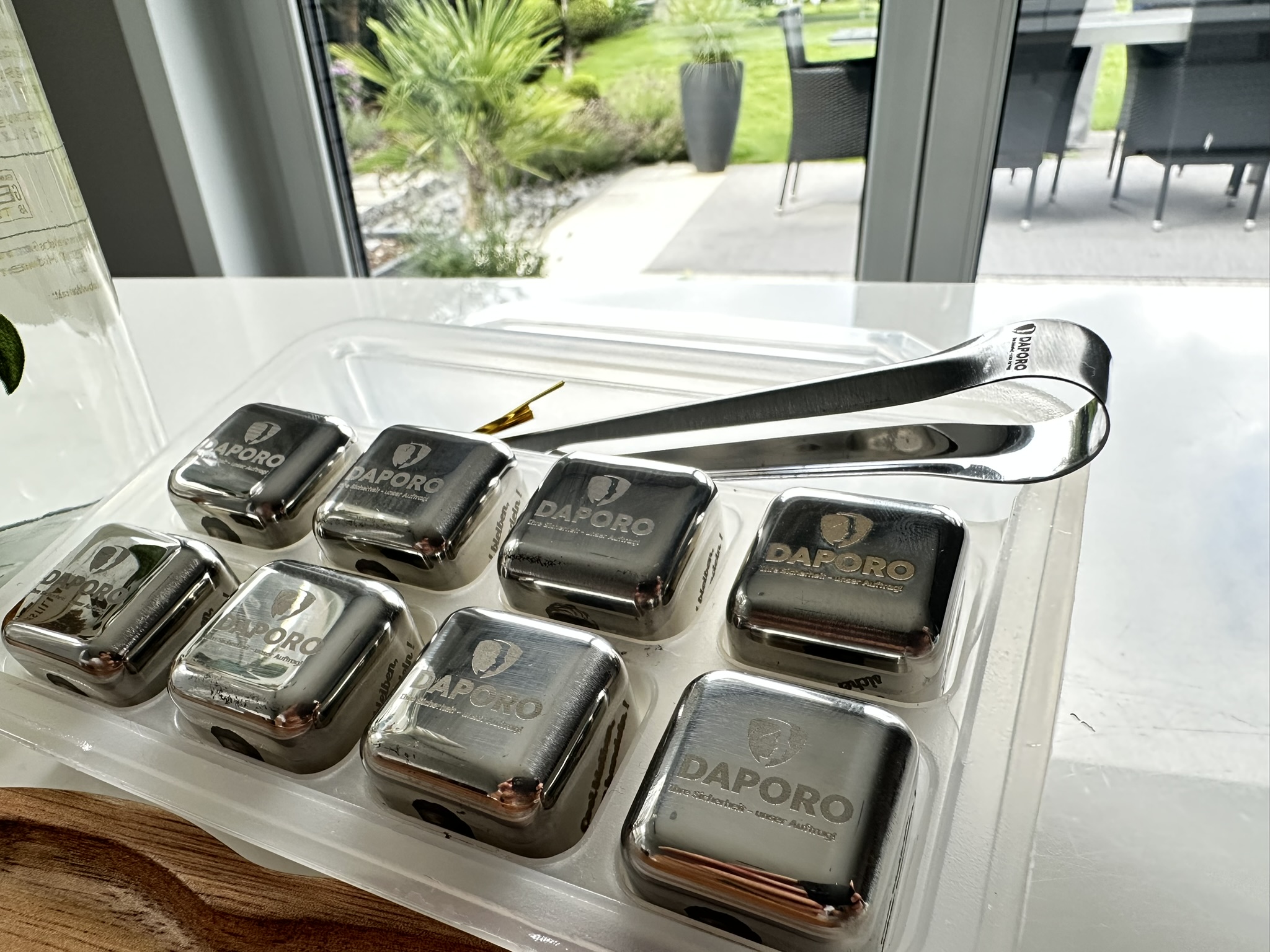 Individuelle Edelstahl-Eiswürfel mit Logo-Gravur Gravierte Edelstahl-Eiswürfel mit Zange im Set, veredelt mit Firmenlogo DAPORO.