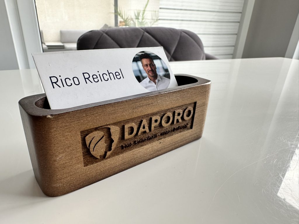 Holz-Visitenkartenhalter mit graviertem DAPORO-Logo – individuelles Büro-Accessoire.