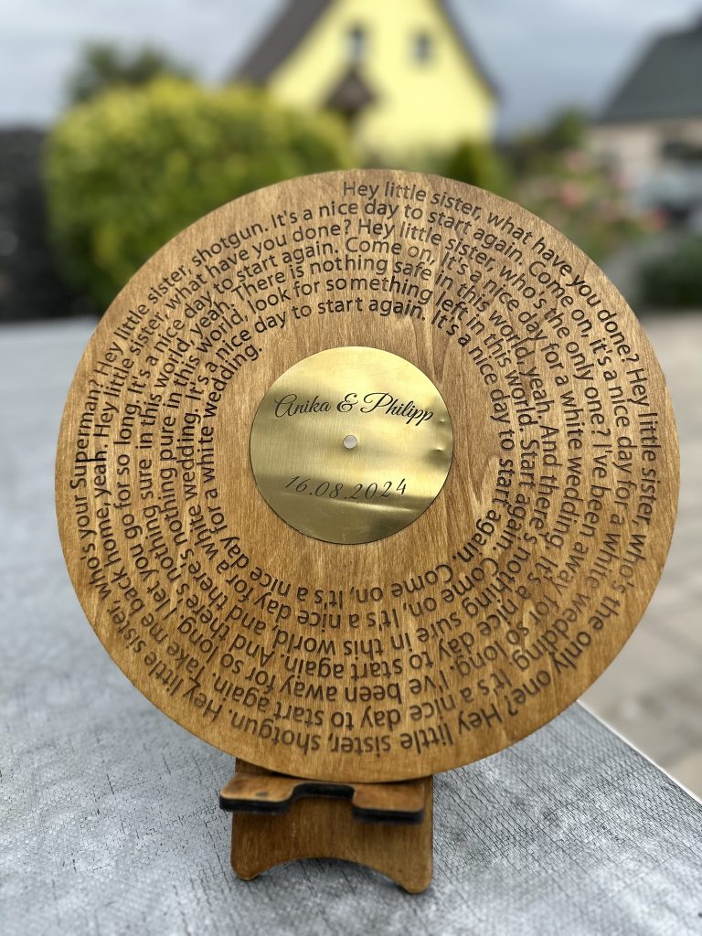 Gravierte Holz-Schallplatte mit Songtext, goldenem Label und personalisierten Namen als Hochzeitsgeschenk.