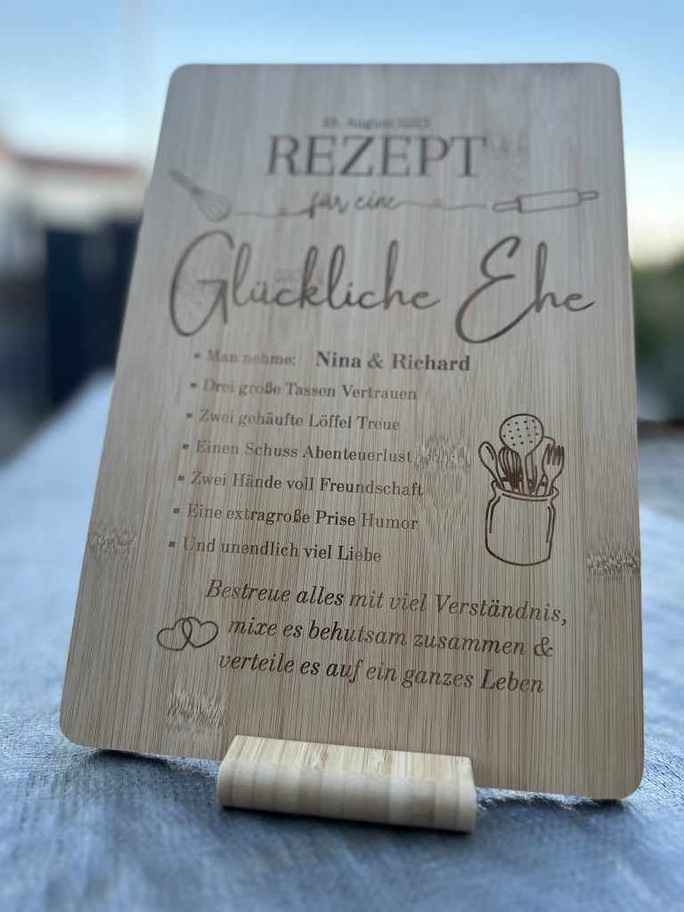 Graviertes Bambus-Schneidebrett mit Hochzeitsrezept und personalisierten Namen Nina & Richard.