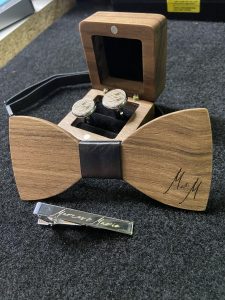 Holzfliege mit Gravur, Manschettenknöpfe und gravierte Krawattenklammer als Hochzeitsset.