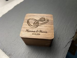 Gravierte Holzbox aus edlem Holz mit personalisierter Gravur von Ringen, Namen und Hochzeitsdatum – einzigartiges Hochzeitsgeschenk von chiliholz.de.