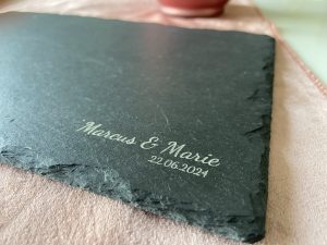 Gravierter Schieferuntersetzer zur Hochzeit Personalisierter Schieferuntersetzer mit Gravur von Namen und Hochzeitsdatum – stilvolles Hochzeitsgeschenk von chiliholz.de.
